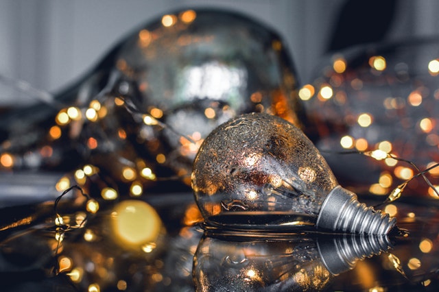 Žiarovka ležiaca vo vode.jpg